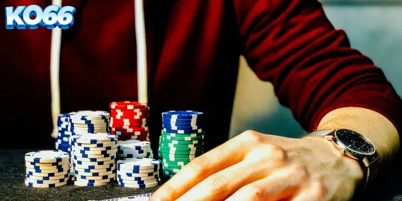 Người chơi đang tập trung phân tích các quân bài trên màn hình để đưa ra quyết định chính xác